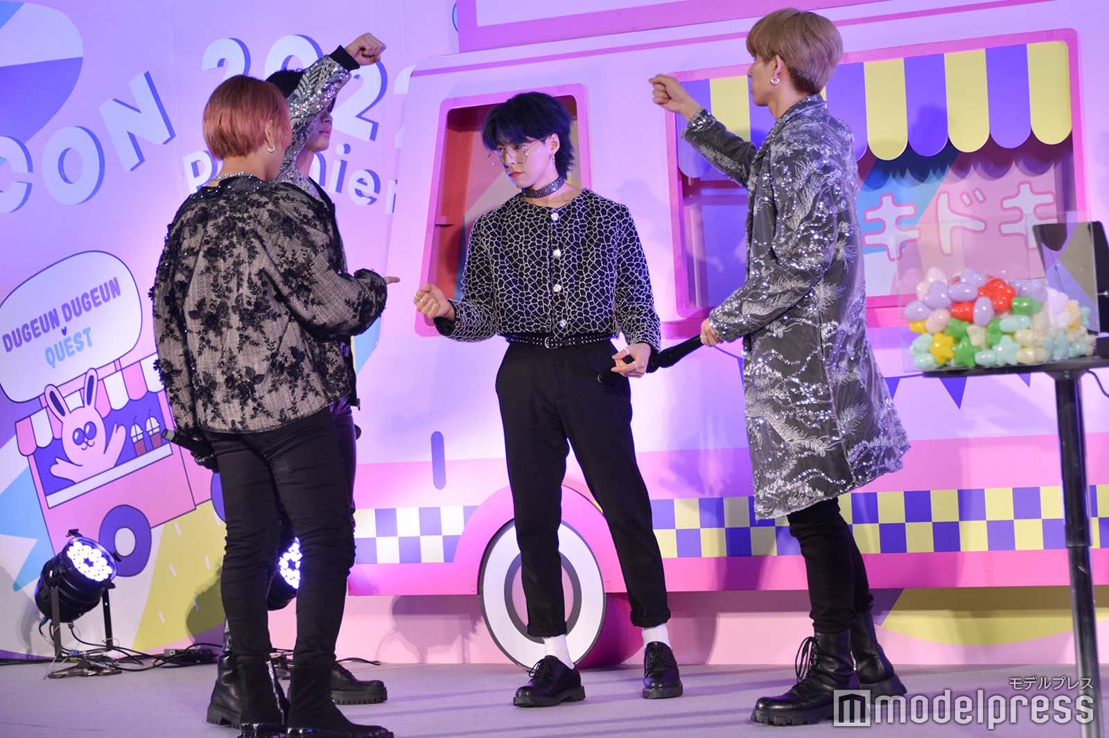 じゃんけんをするOWV （C）モデルプレス