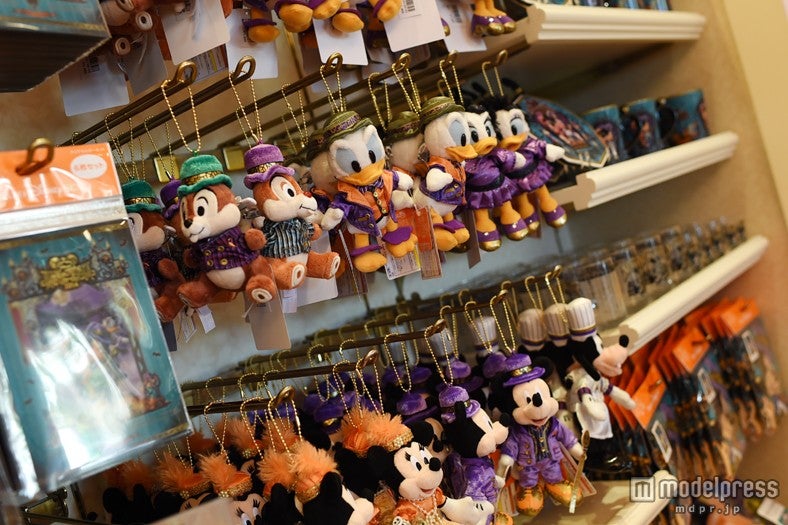 イベントデザインの商品が並ぶ