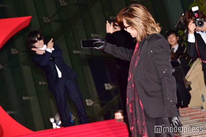 自撮りをするYOSHIKI (C)モデルプレス