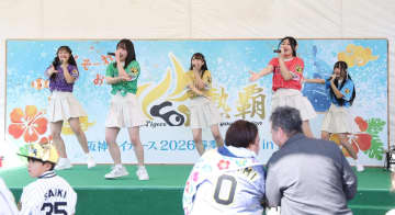 阪神 ご当地アイドルの「KOBerrieS♪」が阪神キャンプでライブ 昨年はSGLスタジアムで始球式も