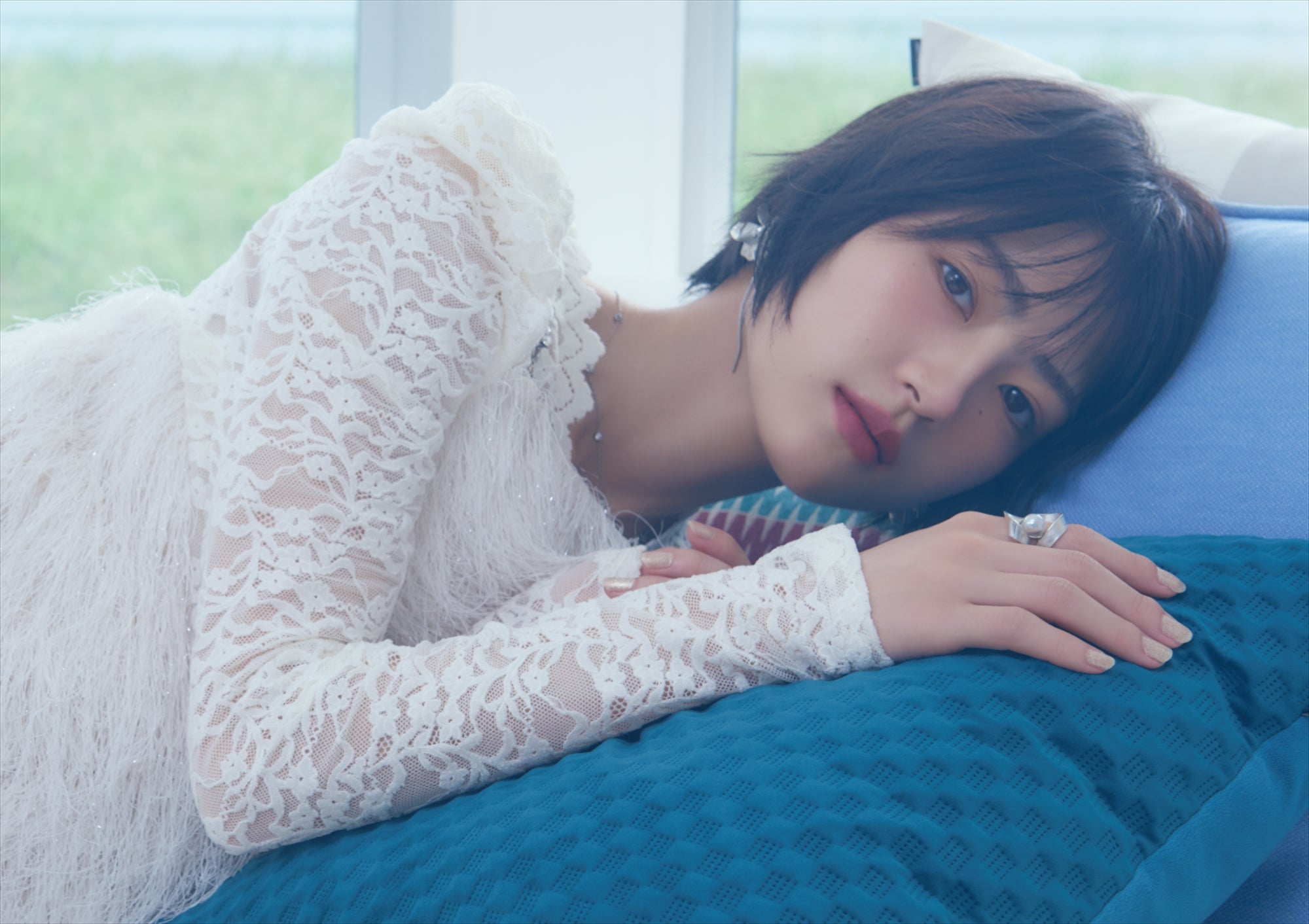 卓上カレンダー「若月佑美デビュー15周年記念カレンダー2026」より（提供写真）