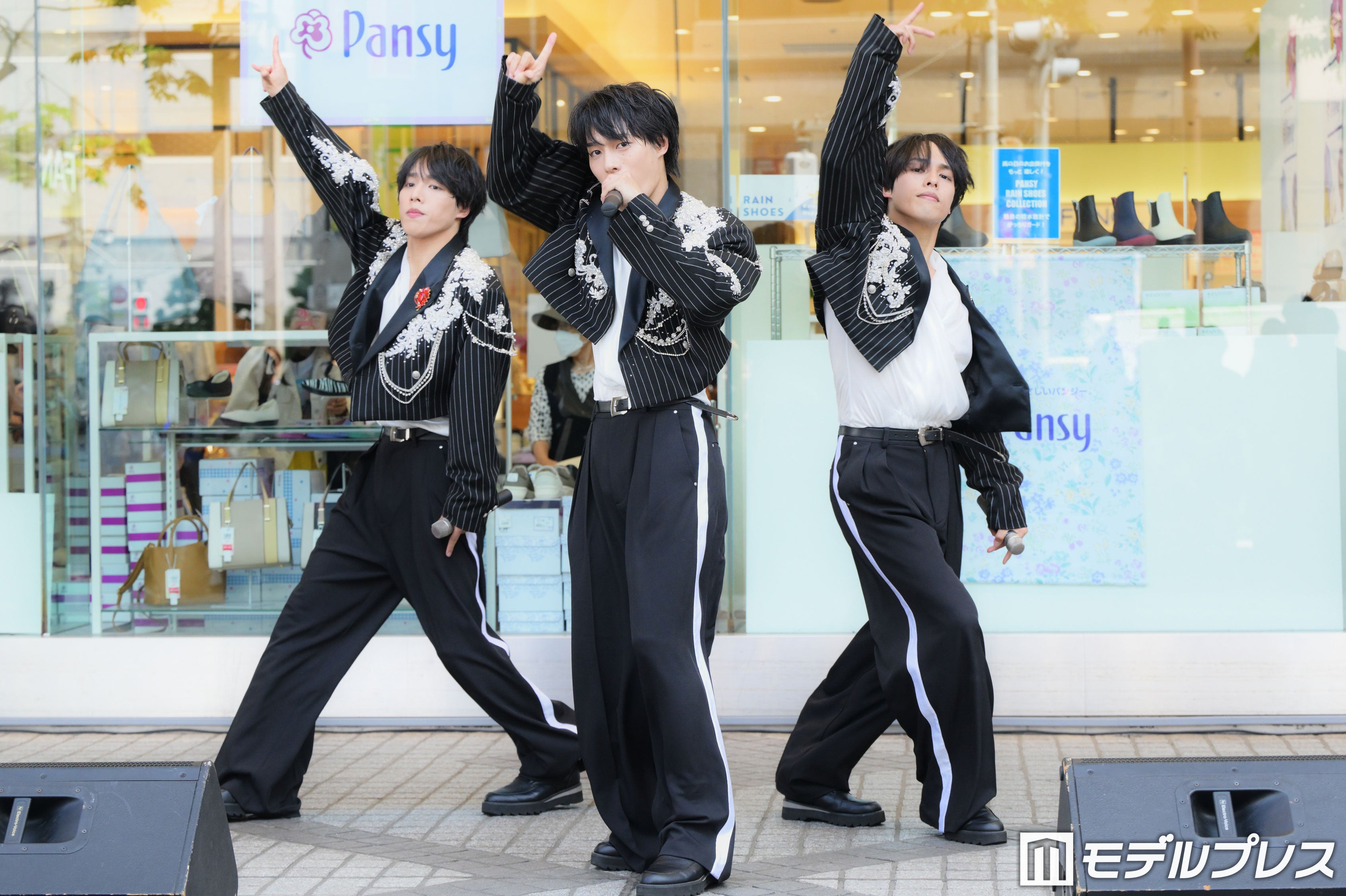（左から）綾人、颯人、嘉人／佐藤三兄弟（C）モデルプレス