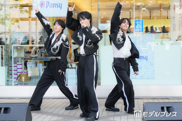 (左から)綾人、颯人、嘉人/佐藤三兄弟(C)モデルプレス