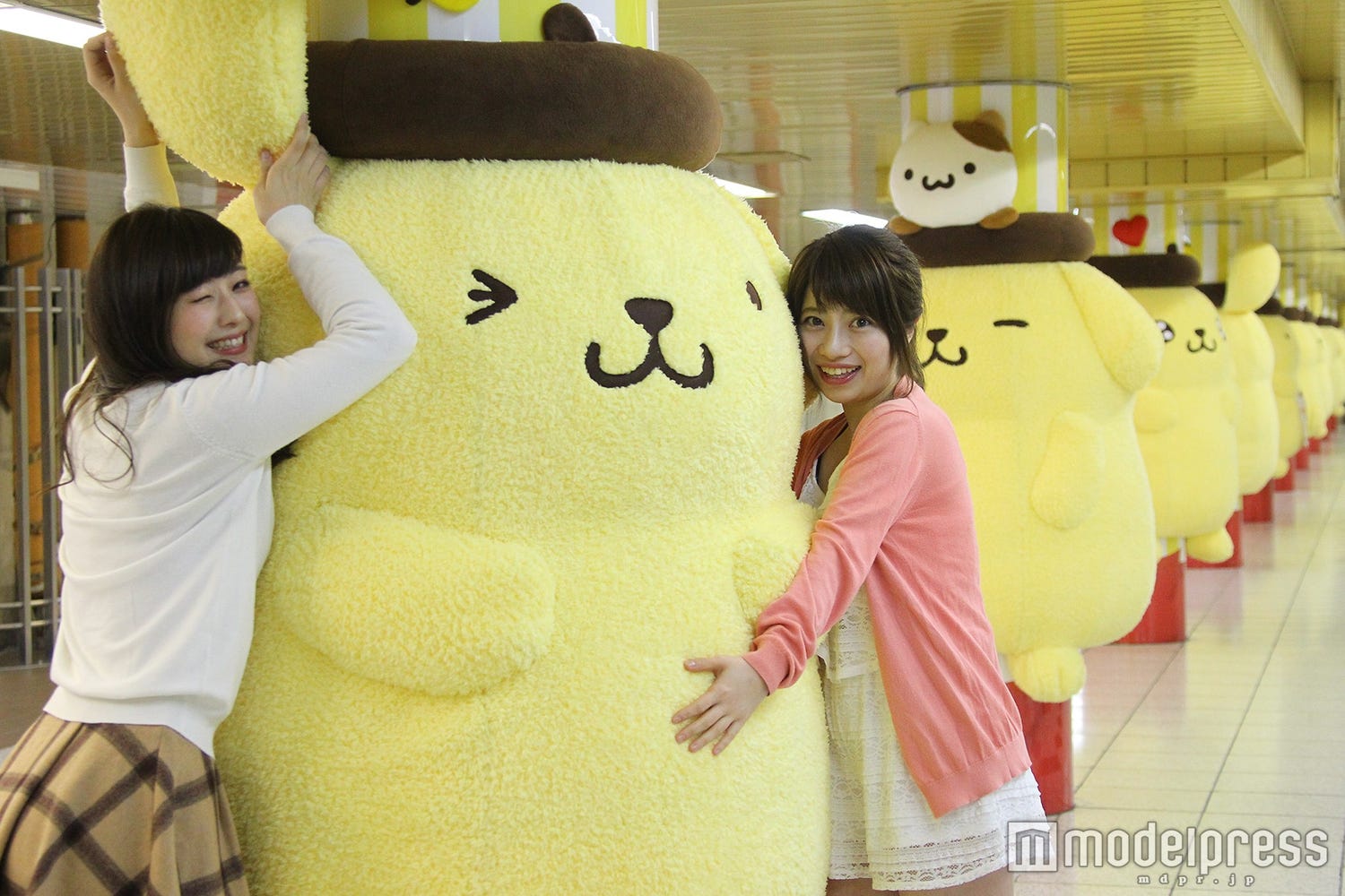 ポムポムプリン、新宿駅を大量ジャック中!“ふわもこ”プリンに抱きつきたい