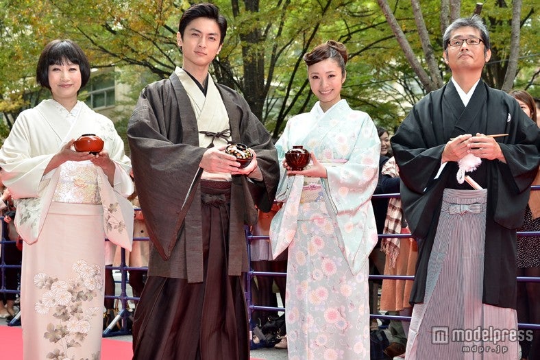 左から：余貴美子、高良健吾、上戸彩、朝原雄三監督