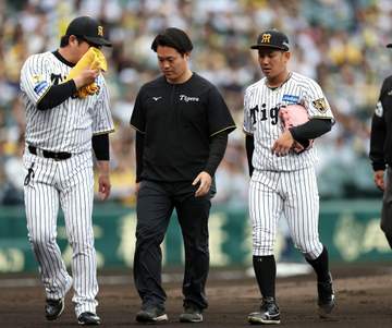 阪神 伊原陵人がアクシデントで緊急降板 トレーナーに付き添われベンチへ 二回に球速が約10キロ落ち込む 今季ワースト4失点