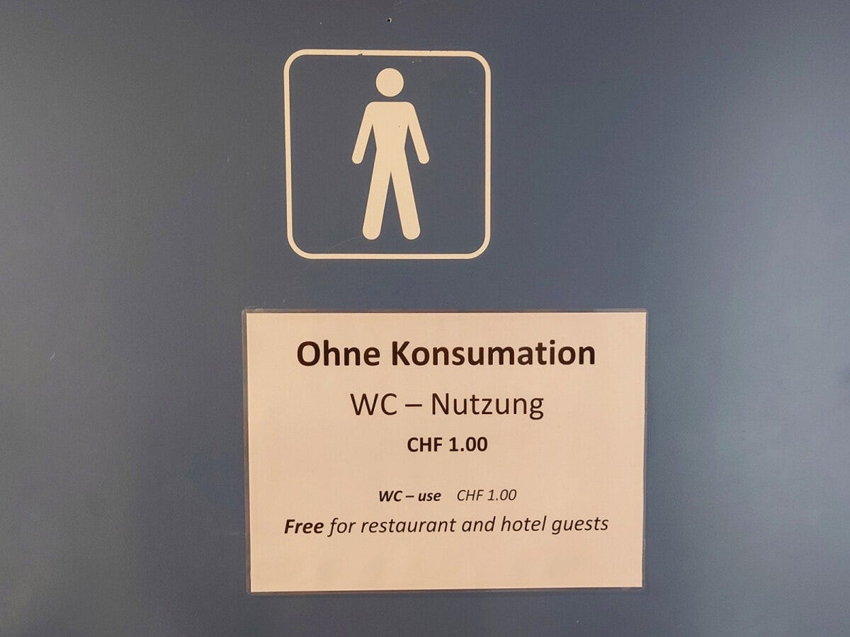 利用する際に1スイスフラン（約165円）かかるトイレ。レストラン、ホテルの利用客は無料と書かれている