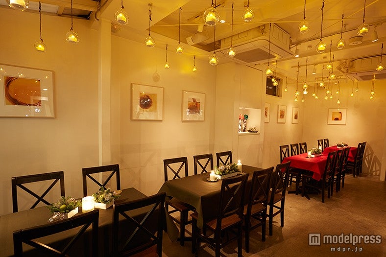 キャンドル風の明りが照らしだすあたたかな店内