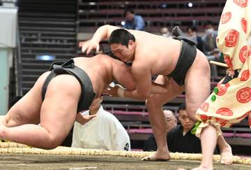 大相撲 元小結垣添の長男が前相撲で白星デビュー「足が震えてフワフワしている」父は土俵下で審判「緊張した」