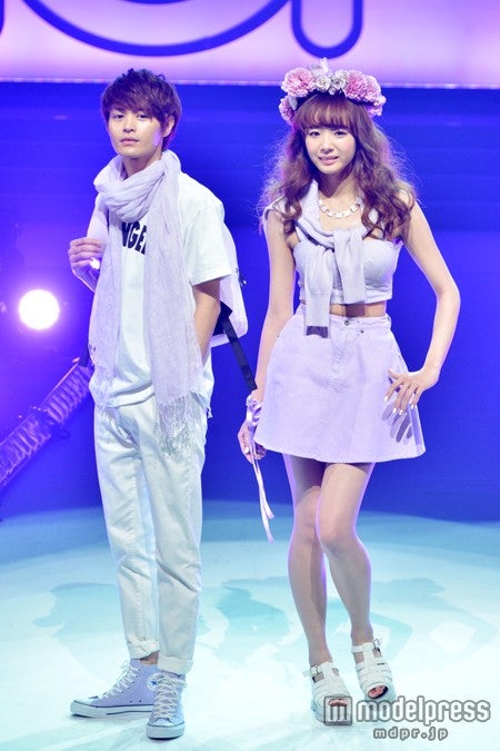 （左より）瀬戸康史、岡田紗佳