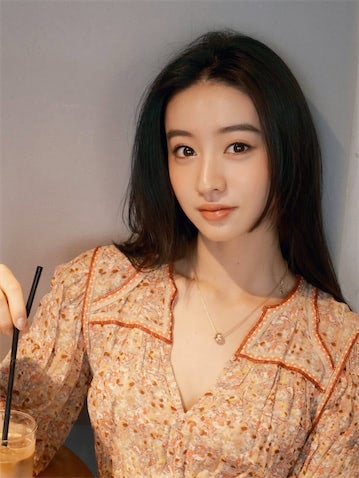 姉妹で過ごすリラックスタイム…Koki,はガーリーな花柄ワンピ姿を披露