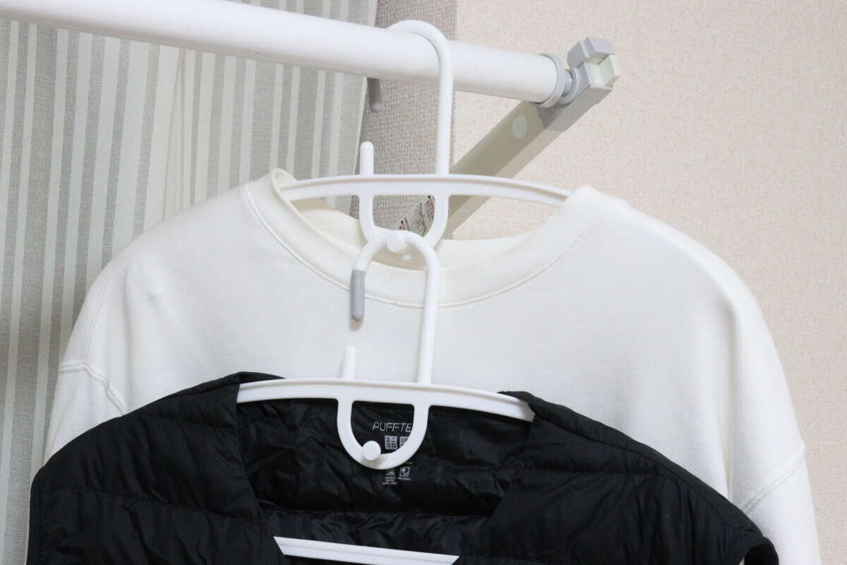 ダイソーに連結できるアーチ型ワイドハンガー（2本、ゴムフックタイプ）を連結させる