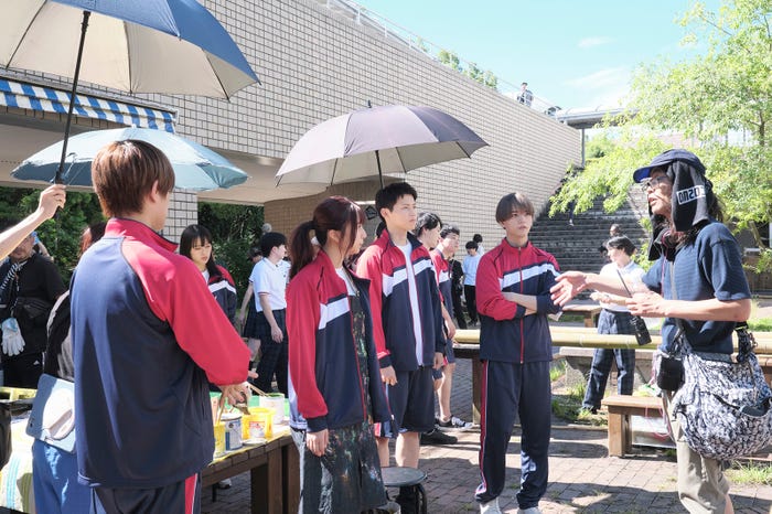 高橋恭平、上白石萌歌、木村柾哉、中島颯太、英勉監督/メイキングカット(C)2025「ロマンティック・キラー」製作委員会(C)百世渡/集英社