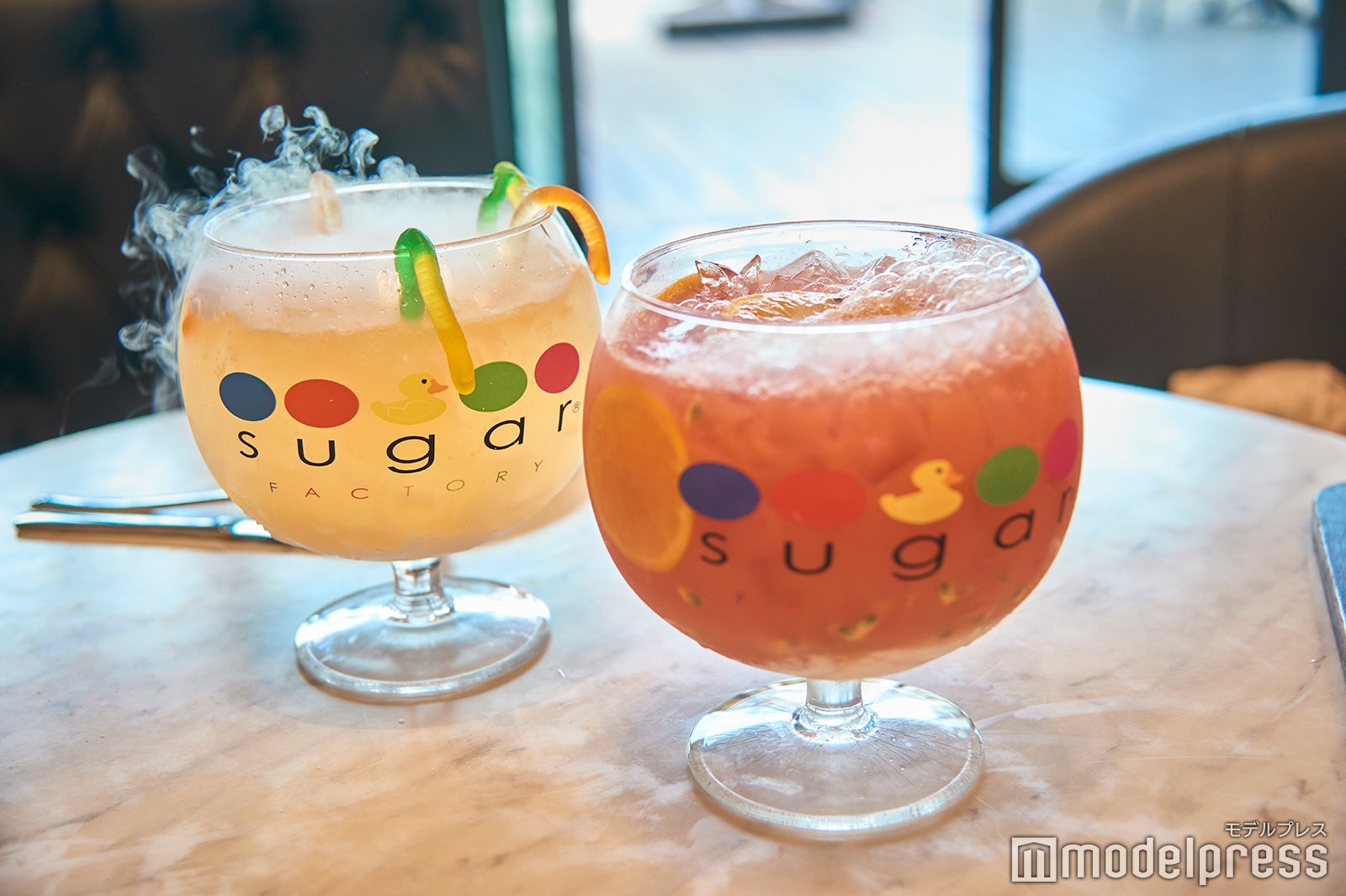 煙が立ち上るユニークなドリンクも（C）モデルプレス