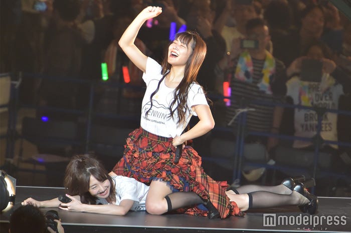 柏木由紀VS白間美瑠の場外乱闘? プロレスがなぜか始まる「AKB48単独コンサート~ジャーバージャって何?~」昼公演 (C)モデルプレス