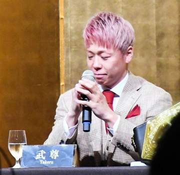 「つらいこと全部チャラ」武尊が引退会見で涙、完璧ラスト戦に万感「出来すぎ、夢じゃないか」妻・川口葵からは労い「生きて帰ってくれてありがとう」