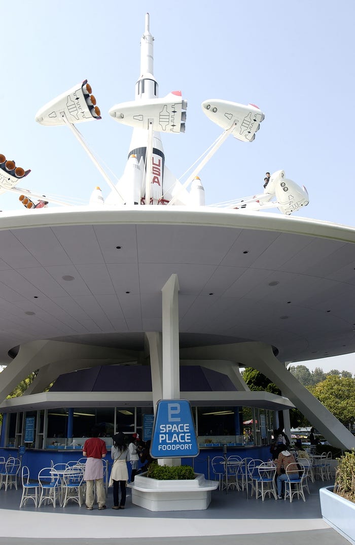 「スペースプレース・フードポート」(C)Disney