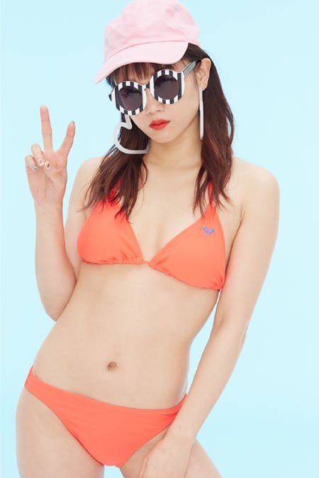 ビキニセット¥6,900/ROXY(クイックシルバー・ジャパン) イヤリング¥5,000/LILICIOUS(lilLilly TOKYO) キャップ、サングラス/スタイリスト私物(C)TOPLOG