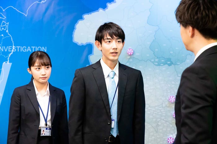 黒木ひかり、駒木根葵汰(C) 2020 TV Asahi & Warner Bros. International Television Production Limited. All Rights Reserved.