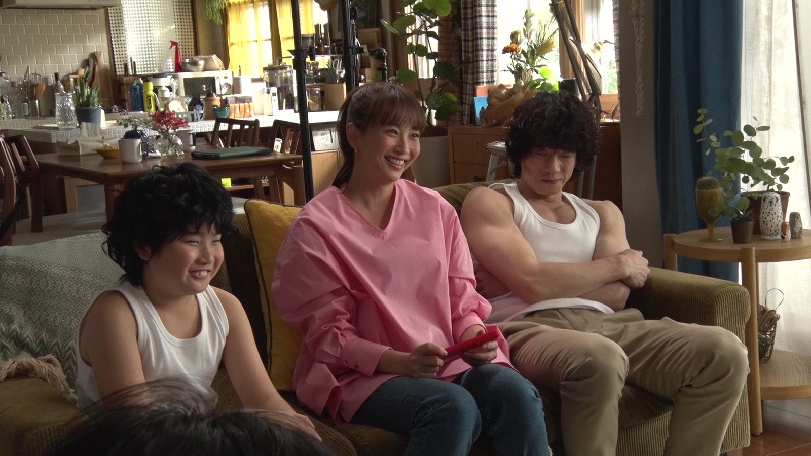 庄司智春、藤本美貴／新TVCM「スマホいつ持たせるか問題」篇メイキングより（提供写真）