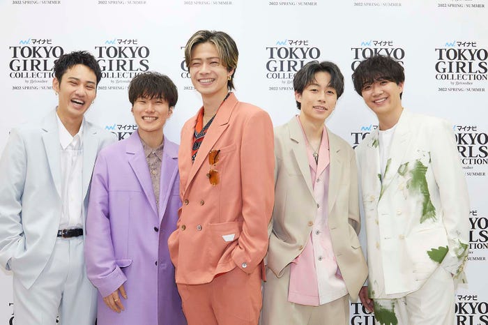 TGCランウェイ直後の満面の笑顔/コムドット(ひゅうが、あむぎり、やまと、ゆうた、ゆうま)/(月刊TVガイド6月号より/東京ニュース通信社刊)