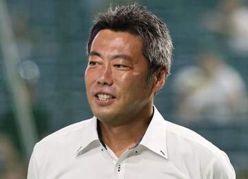 上原浩治氏 巨人時代の女房役と肩組み2ショット「めっちゃ投げやすいんだよね～あの小さい構え方が好きだった」