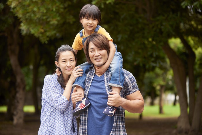棚橋弘至・木村佳乃。寺田心が家族に(C)2018「パパはわるものチャンピオン」製作委員会