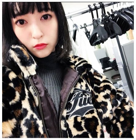 中島美嘉の私服と思われる上着を羽織る神田沙也加／神田沙也加オフィシャルブログ（Ameba）より