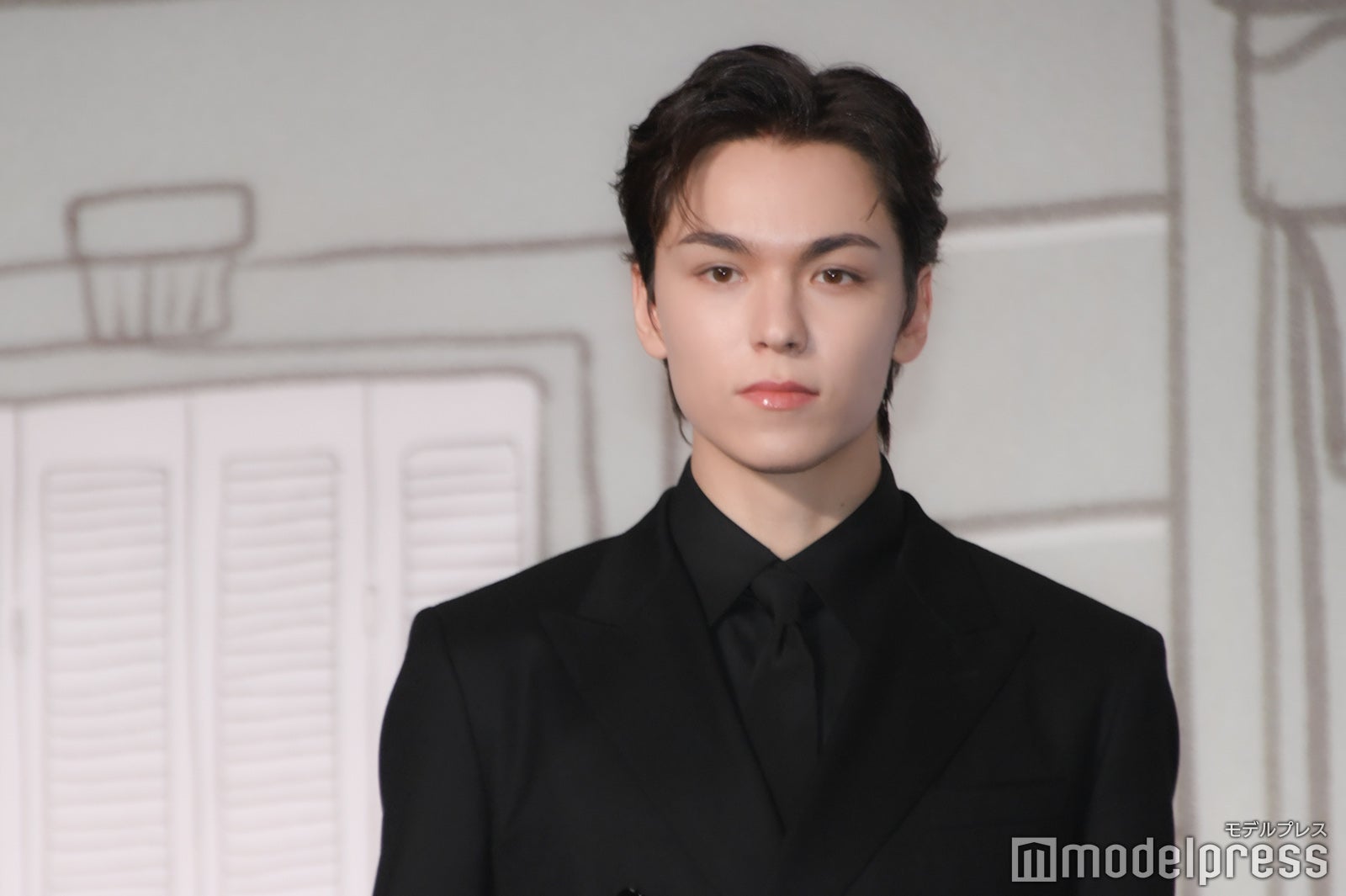 全方向いつでも完璧表情のVERNON（バーノン）（C）モデルプレス