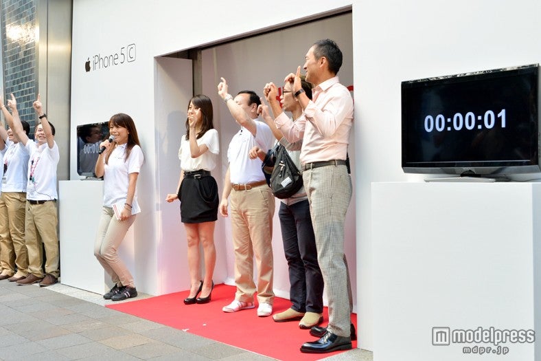 カウントダウンの様子（左から）堀北真希、NTTドコモ代表取締役社長・加藤薫氏、最初の購入者・サトウヒデノリさん、渡辺謙
