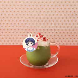 【天道あかね】ホット抹茶ミルク税込990円(C)高橋留美子・小学館/「らんま1/2」製作委員会