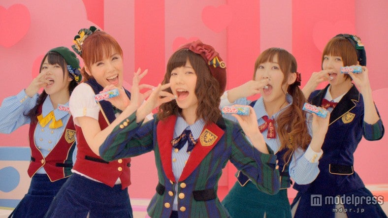 AKB48出演の「ぷっちょ」新CMに謎の新メンバーとして登場した未唯mie（左から2番目）