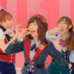 AKB48出演の「ぷっちょ」新CMに謎の新メンバーとして登場した未唯mie（左から2番目）