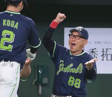 ヤクルト・池山隆寛監督はフォトジェニック！ベンチから伝わるイケイケムード