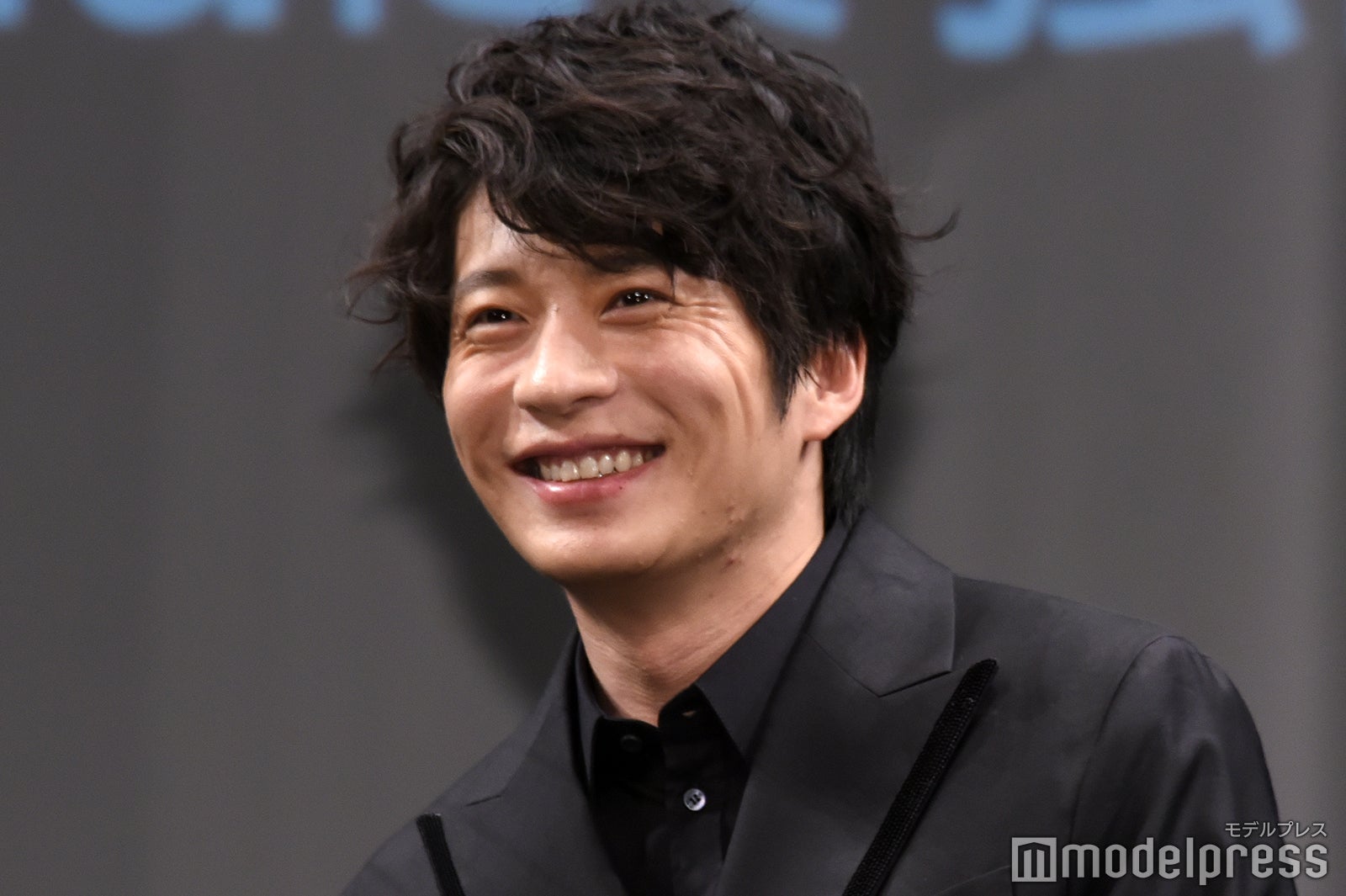 微笑む田中圭（C）モデルプレス