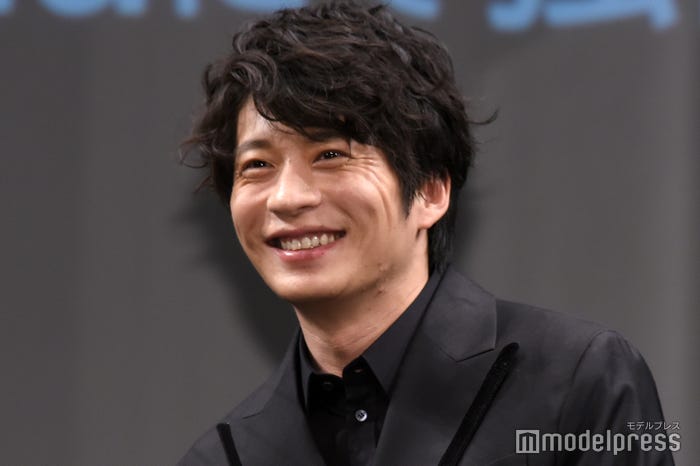 微笑む田中圭(C)モデルプレス