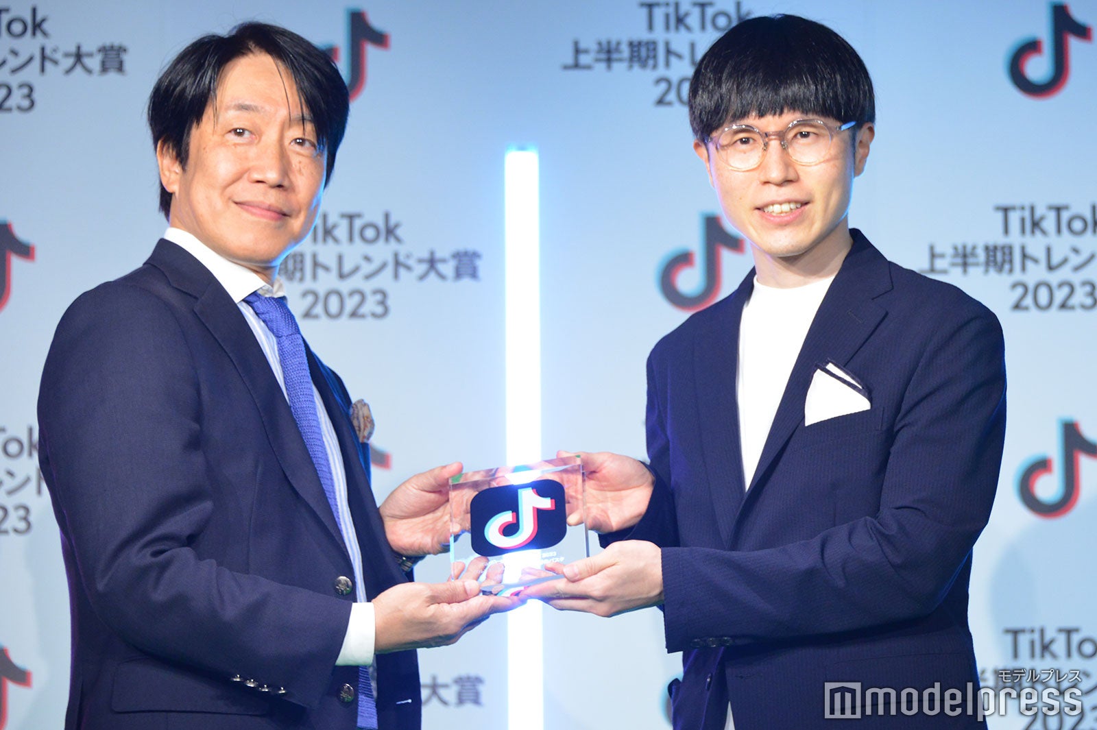 「TikTok上半期トレンド大賞2023」グルメ部門レシピ賞のトロフィーが授与されたケンティー（C）モデルプレス