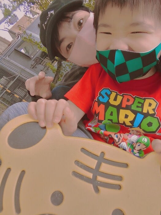 山田花子 次男との ラブラブ2ショット を公開 デート楽しかったね モデルプレス