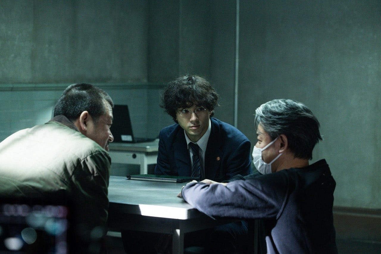 メイキング:取調室で佐藤二朗さんと山田裕貴さん (c)呉勝浩/講談社