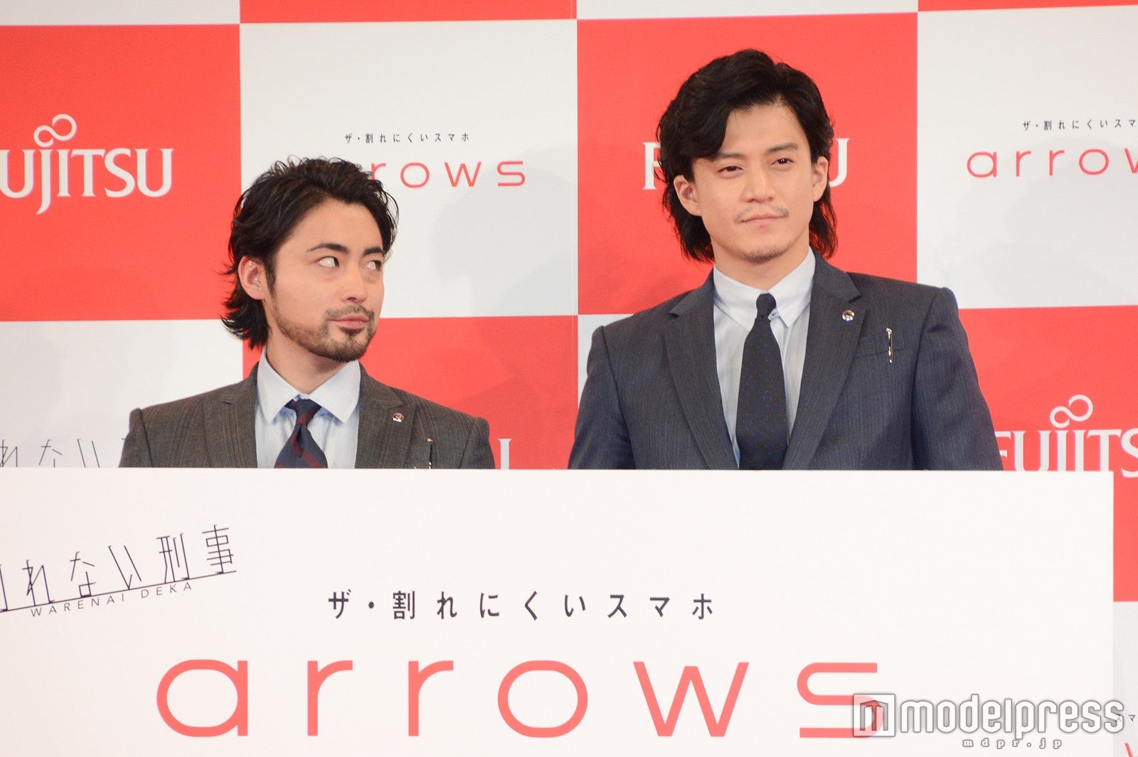 報道陣の「仲良そうな感じでお願いしまーす」に思わず小栗旬の様子を見てしまう山田孝之 （C）モデルプレス