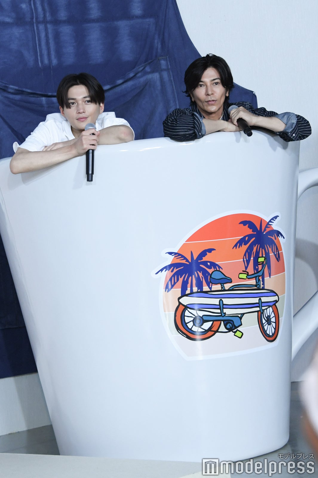 一緒にマグカップに入る八木勇征＆武田真治（C）モデルプレス