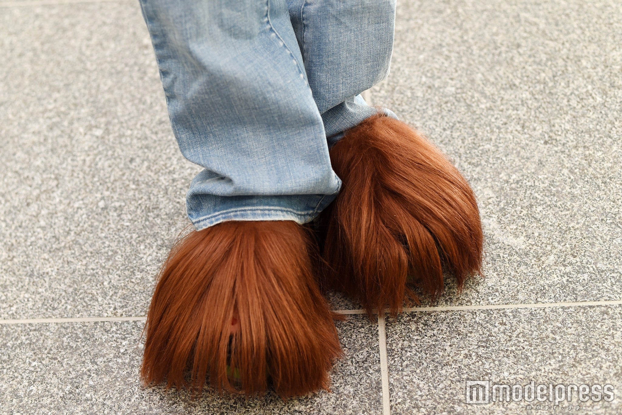 ファーシューズでコーディネートのポイントに（C）モデルプレス