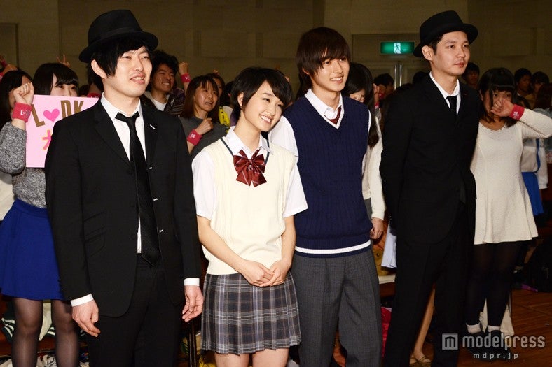 （左から）とーやま校長、剛力彩芽、山崎賢人、よしだ教頭