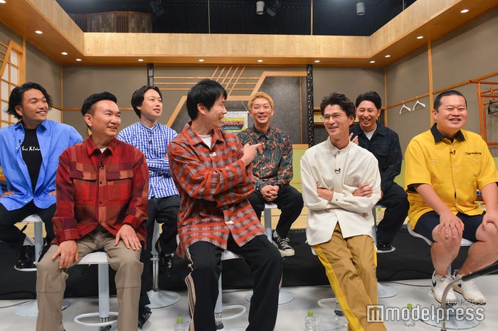(前列左から)山内健司、濱家隆一、芝大輔、ともしげ(後列左から)盛山晋太郎、リリー、嶋佐和也、屋敷裕政(C)モデルプレス