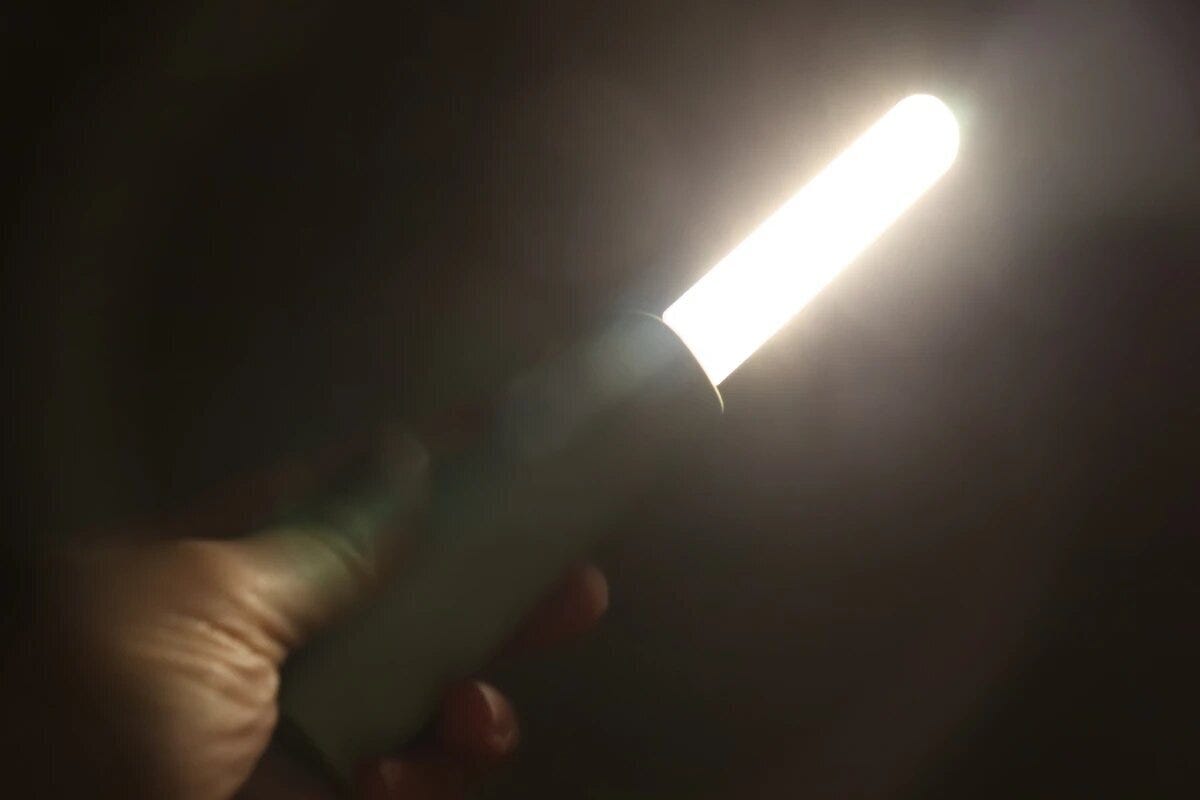 暗闇で女性の手に持たれたUSBライトが点灯 暗闇で女性の手に持たれたUSBライトが点灯