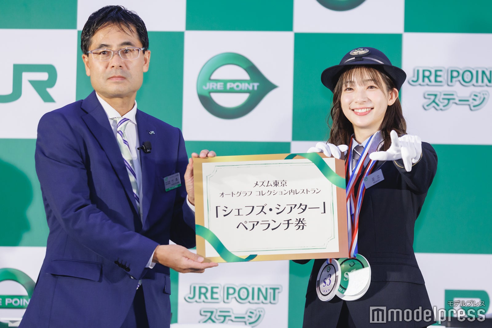 （右）足立梨花（C）モデルプレス