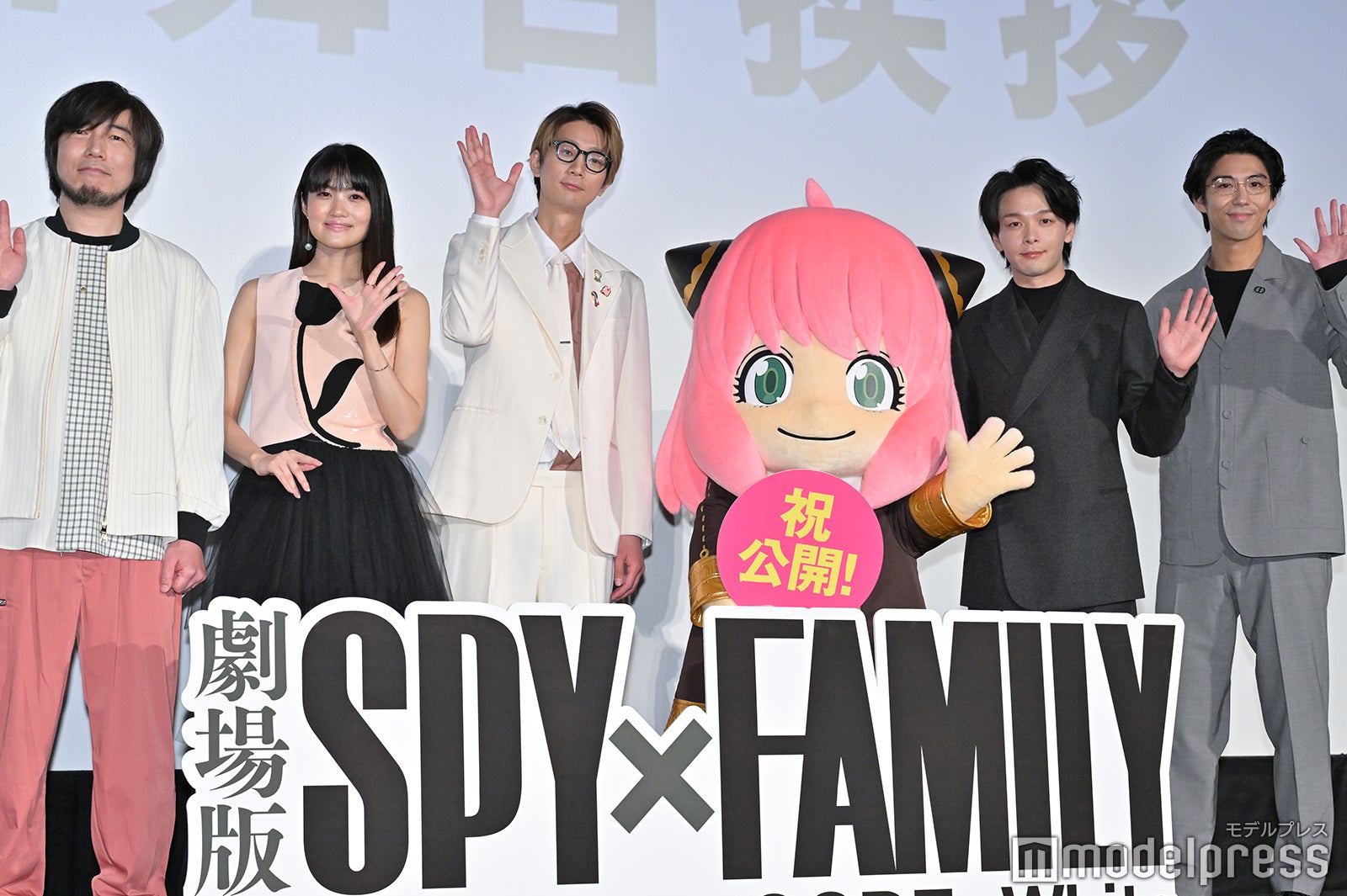 （左から）松田健一郎、早見沙織、江口拓也、アーニャ、中村倫也、賀来賢人（C）モデルプレス