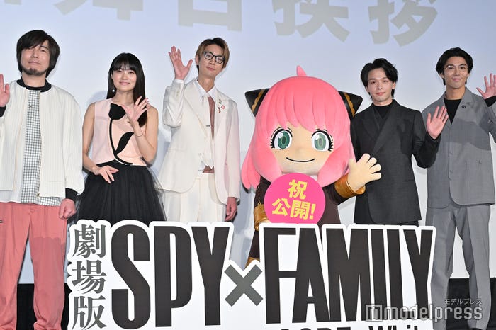 (左から)松田健一郎、早見沙織、江口拓也、アーニャ、中村倫也、賀来賢人(C)モデルプレス