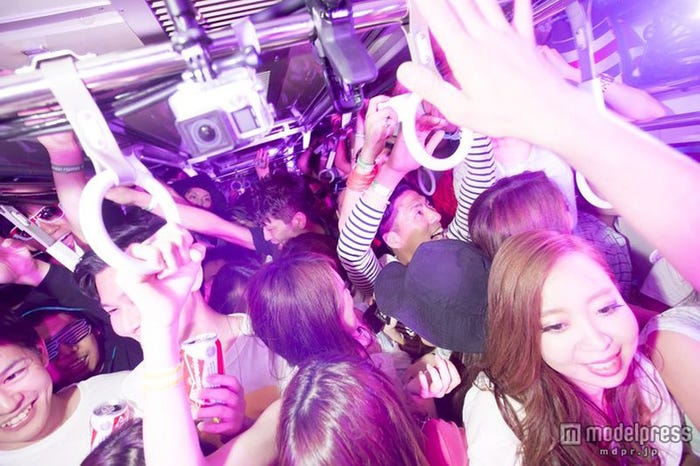 盛り上がる車内