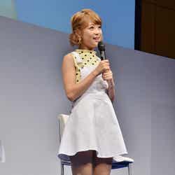 白いサロペットスカートに自身が手がけたスニーカーで夏らいカジュアルコーデを披露した鈴木奈々